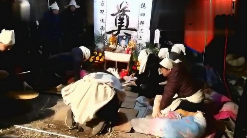 给去世的人磕头应该磕几个？