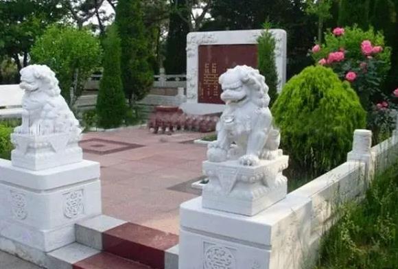 墓地旁边可以放石狮子吗？