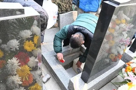 骨灰盒下葬红布要不要拿掉