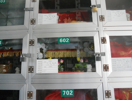 老人去世以后没有入土在寄存处对后人没有什么影响?